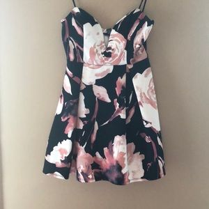 Sleeveless Floral Dress 👗